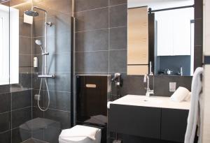 Un baño de KL Hotel by WMM Hotels