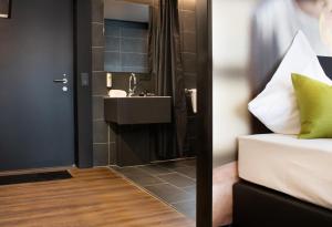 Un baño de KL Hotel by WMM Hotels