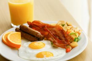 un plato de desayuno con huevos tocino y verduras en Holiday Inn Washington Capitol-National Mall by IHG, en Washington