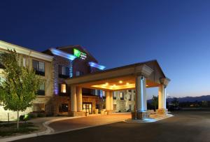 een hotel met een bord aan de voorzijde bij Holiday Inn Express Hotel & Suites Longmont, an IHG Hotel in Longmont