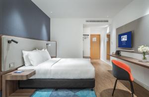 Cama ou camas em um quarto em Holiday Inn Express Changsha Shifu, an IHG Hotel