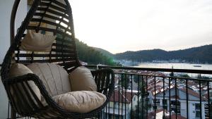 eine Hängematte auf einem Balkon mit Hafenblick in der Unterkunft El Camino Hostel & Pub in Fethiye