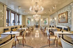 Um restaurante ou outro lugar para comer em Londra Palace Venezia