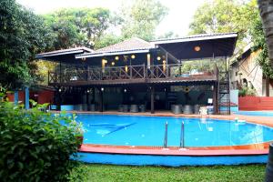 una casa con piscina nel cortile di Outpost@Alibaug ad Alibaug