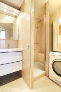 bagno con lavatrice di Residence central marais a Parigi