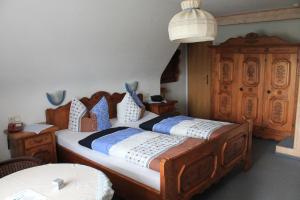 1 dormitorio con 2 camas y almohadas azules y blancas en Hotel Zur Erholung, en Braunlage