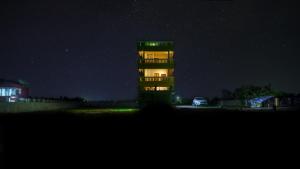 ein hohes Gebäude in der Nacht mit Sternenhimmel in der Unterkunft Pranaav Beach Resort in Puducherry