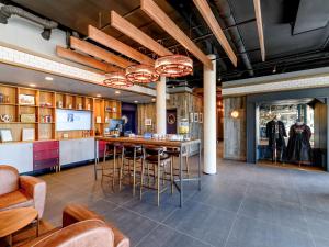 Area lounge atau bar di ibis Landshut City