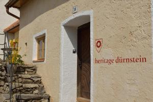 - un bâtiment avec une porte et un panneau dans l'établissement Heritage Dürnstein, à Dürnstein