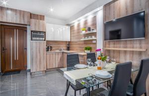 A cozinha ou cozinha compacta de MF SilverLake Wellness Apartment