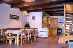 een keuken en eetkamer met een tafel en stoelen bij Holiday home in Cerna v Posumavi 1908 in Černá v Pošumaví