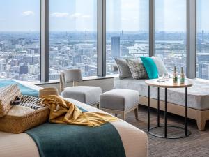 A seating area at Mitsui Garden Hotel Toyosu Premier - Tokyo