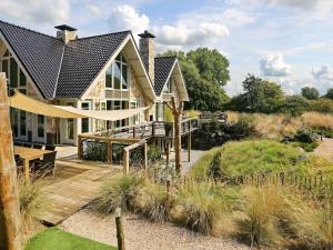 Vonkajšia záhrada v ubytovaní Holiday Home with bubble bath in Noordwijk