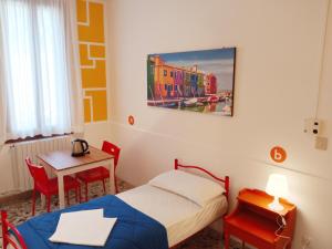 um quarto com uma cama, uma mesa e uma secretária em Ostello S. Fosca - CPU Venice Hostels em Veneza