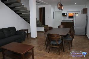 圣卡洛斯Departamento Topacio 3 Joyas del Mar San Carlos的客厅配有桌子和沙发