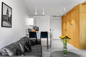 un soggiorno con divano e tavolo di Apartamenty Premium NJ Lublin Centrum Basen & SPA a Lublino