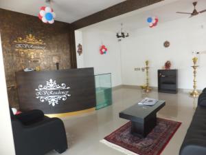 sala de estar con sofá y mesa en KV Residency, en Coimbatore