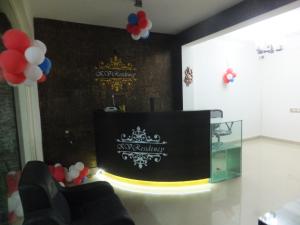 una mesa con un cartel en una habitación con globos en KV Residency, en Coimbatore