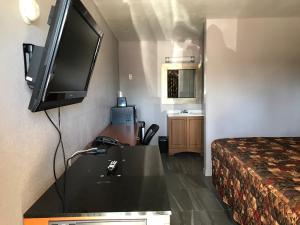 Zimmer mit TV und Bett in der Unterkunft Budget Inn & Suites in Amarillo