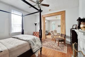 Bywater Home, Parking and Pet Friendly Retreat في نيو أورلينز: غرفة نوم بسرير ومروحة سقف