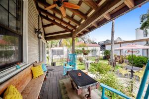 Bywater Home, Parking and Pet Friendly Retreat في نيو أورلينز: شرفة مع طاولة ومروحة سقف