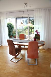 una sala da pranzo con tavolo e 2 sedie di FeWo "Regnitztraum" in Forchheim - 3-Zimmer-Apartment - 2 Schlafzimmer a Forchheim