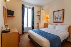 Habitación de hotel con cama y ventana en Résidence du Pré, en París