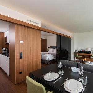 Fraser Suites Geneva - Serviced Apartments tesisinde mutfak veya mini mutfak