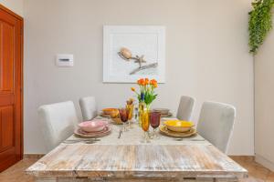 mesa de comedor con sillas y mesa con gafas en Shanti House Olbia, en Olbia