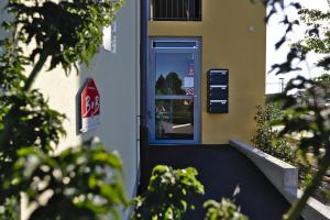 una puerta delantera de un edificio con una señal de stop en B&B Perron13, en Murten