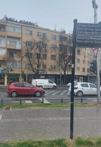 een straatbord voor een parkeerplaats met auto's bij Apartment Emilija in Skopje