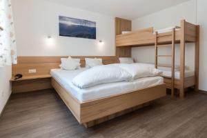 1 dormitorio con 1 cama y 1 litera en Appartement Haus Zalim, en Brand