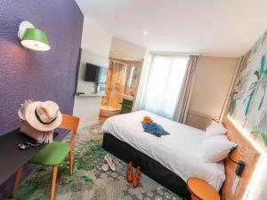 A bed or beds in a room at ibis Styles Paris Boulogne Marcel Sembat