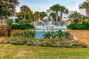 uma piscina com dois cisnes num jardim em Sandestin Baytowne Wharf - Observation Point South #471 em Destin