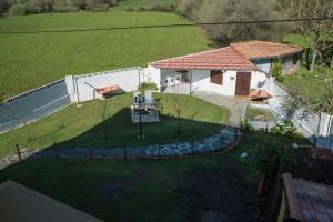 an aerial view of a house with a yard at Apartamentos Alegría in Santillana del Mar