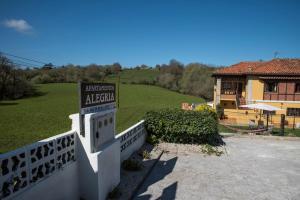 a sign that says antiquated altec in front of a house at Apartamentos Alegría in Santillana del Mar