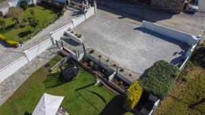 an overhead view of a garden with an umbrella at Apartamentos Alegría in Santillana del Mar