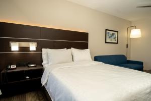 เตียงในห้องที่ Holiday Inn Express & Suites Deer Park, an IHG Hotel