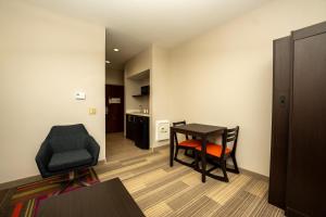 พื้นที่นั่งเล่นของ Holiday Inn Express & Suites Deer Park, an IHG Hotel