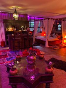 מיטה או מיטות בחדר ב-Whirlpool Suite Marrakesch-Lounge