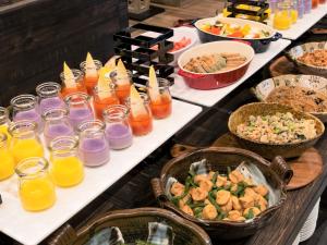 - un buffet avec de nombreux types de nourriture et de boissons dans l'établissement Quintessa Hotel Sapporo Susukino, à Sapporo