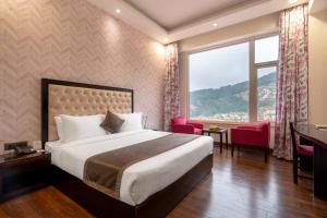 מיטה או מיטות בחדר ב-The Orchid Hotel Shimla