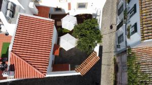 una vista aerea di un edificio con ombrelloni sul balcone di Casa Carmo a Évora