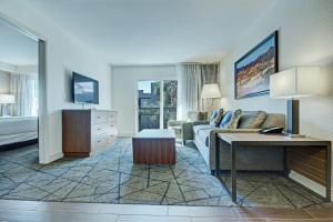 Habitación de hotel con sofá y cama en Desert Rose Resort, en Las Vegas