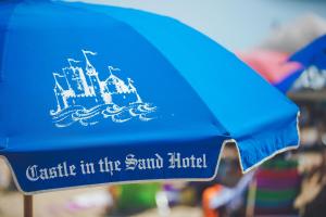 um guarda-chuva azul que diz castelo no mundo de areia em Castle in the Sand em Ocean City