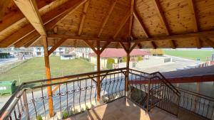 un balcone vuoto con vista su un campo da baseball di Apartmánový dom Flóra a Veľký Meder