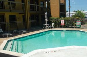 Piscina a America's Inn Houston/Stafford /Sugarland o a prop