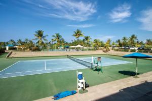 Pista de tennis o esquaix a Holua Resort o a prop