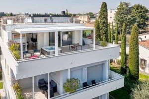 uma vista aérea de uma casa com uma varanda em Luxury Suite La Finestra Sul Lago em Peschiera del Garda