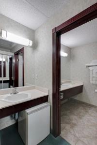 Ramada by Wyndham Nisku Edmonton Airport tesisinde bir banyo